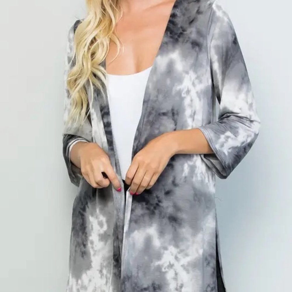 THREE QUARTER SLEEVE TIE DYE PRINT KIMONO CARDIGAN WITH SIDE SLIT DETAIL